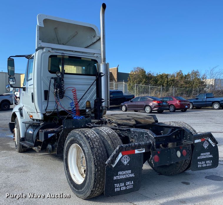 image for item DN8121 2006 International 8600  semi truck