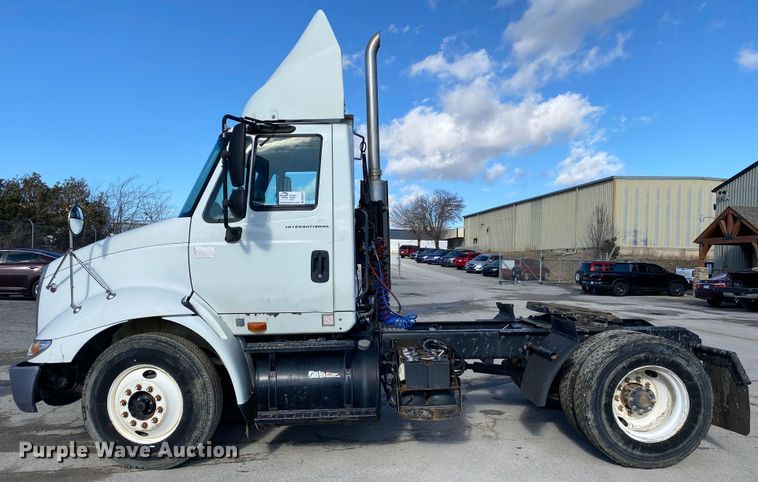 image for item DN8121 2006 International 8600  semi truck