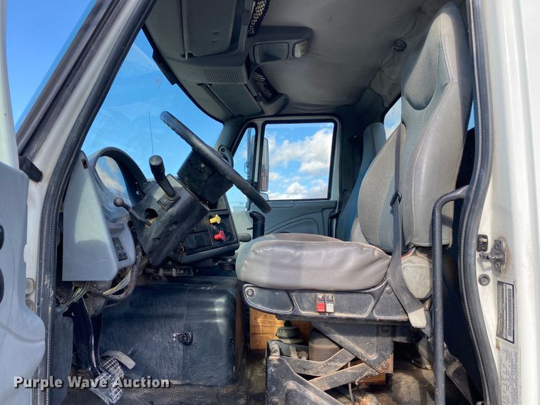 image for item DN8121 2006 International 8600  semi truck