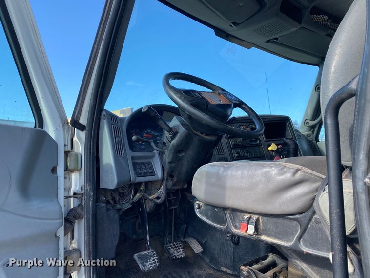 image for item DN8121 2006 International 8600  semi truck