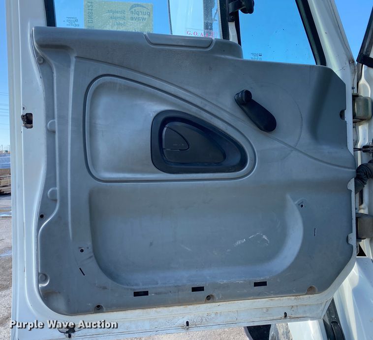 image for item DN8121 2006 International 8600  semi truck