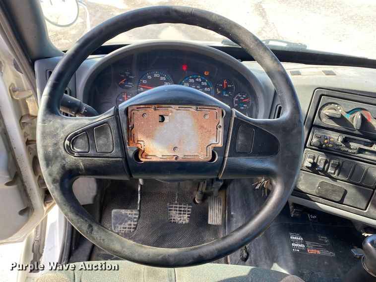 image for item DN8121 2006 International 8600  semi truck