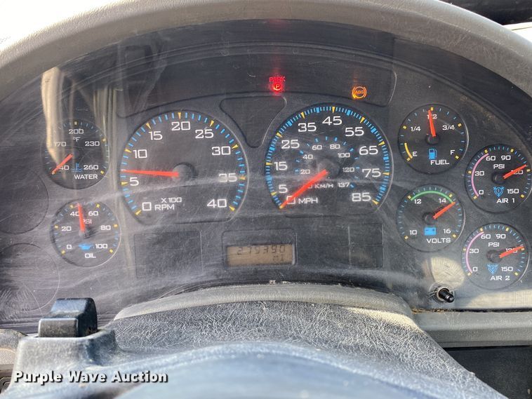 image for item DN8121 2006 International 8600  semi truck