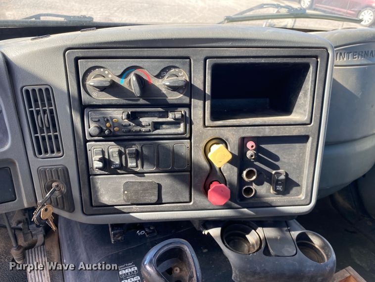 image for item DN8121 2006 International 8600  semi truck