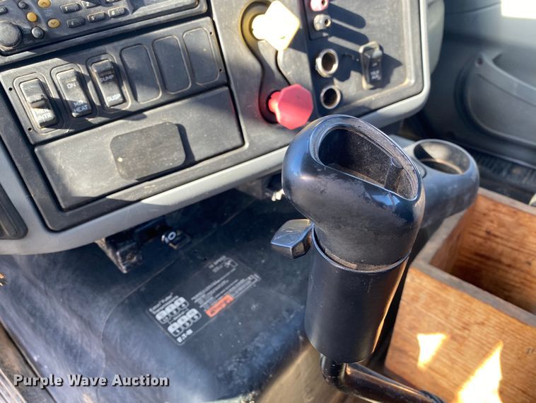 image for item DN8121 2006 International 8600  semi truck