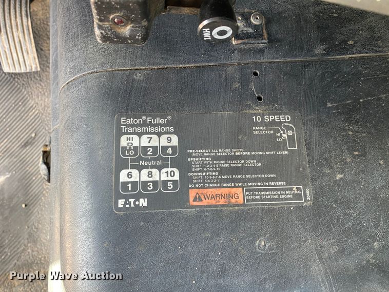 image for item DN8121 2006 International 8600  semi truck