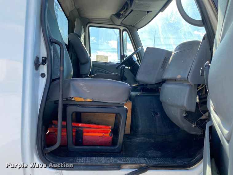 image for item DN8121 2006 International 8600  semi truck