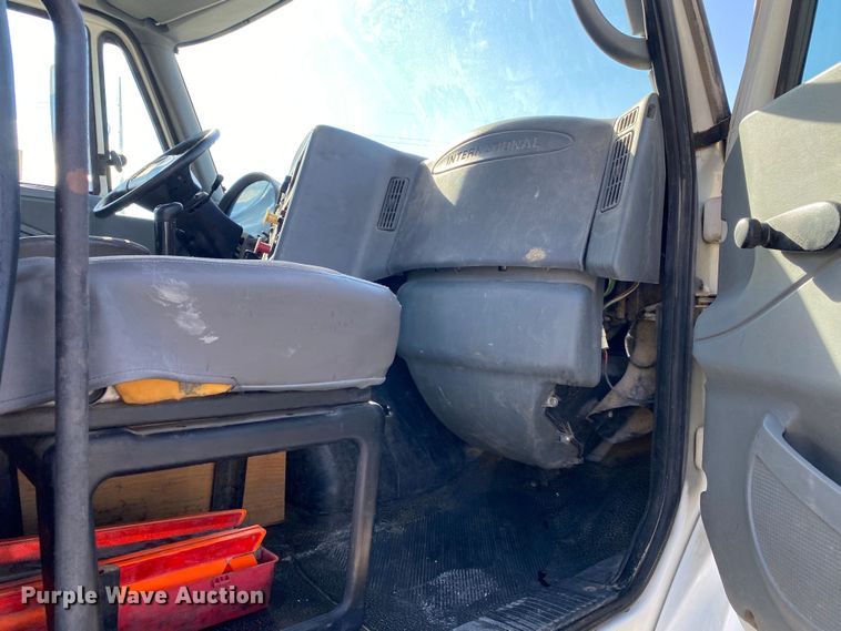 image for item DN8121 2006 International 8600  semi truck