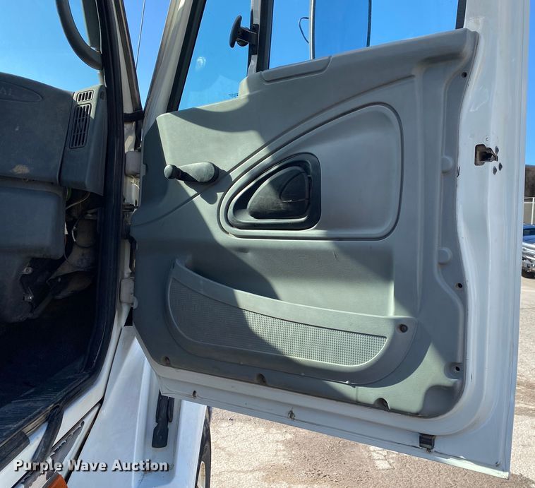 image for item DN8121 2006 International 8600  semi truck