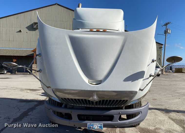 image for item DN8121 2006 International 8600  semi truck