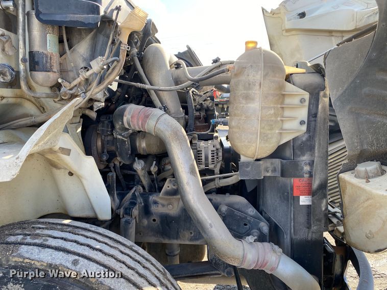 image for item DN8121 2006 International 8600  semi truck