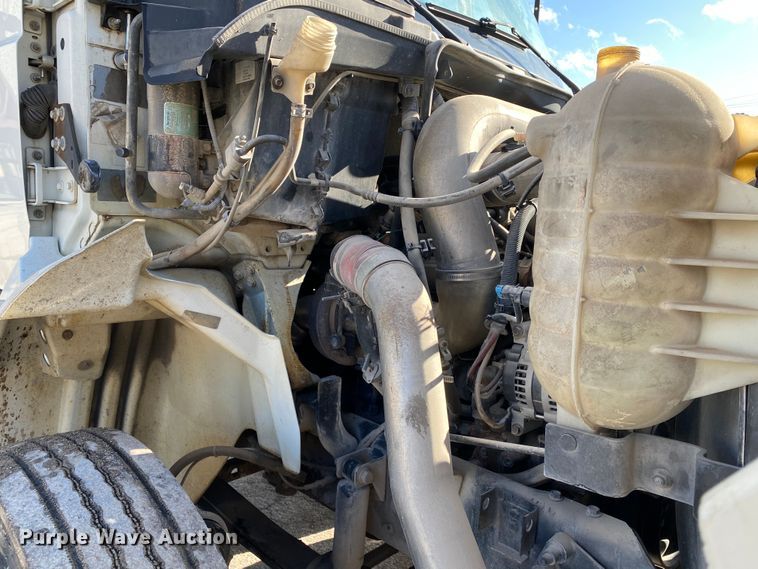 image for item DN8121 2006 International 8600  semi truck