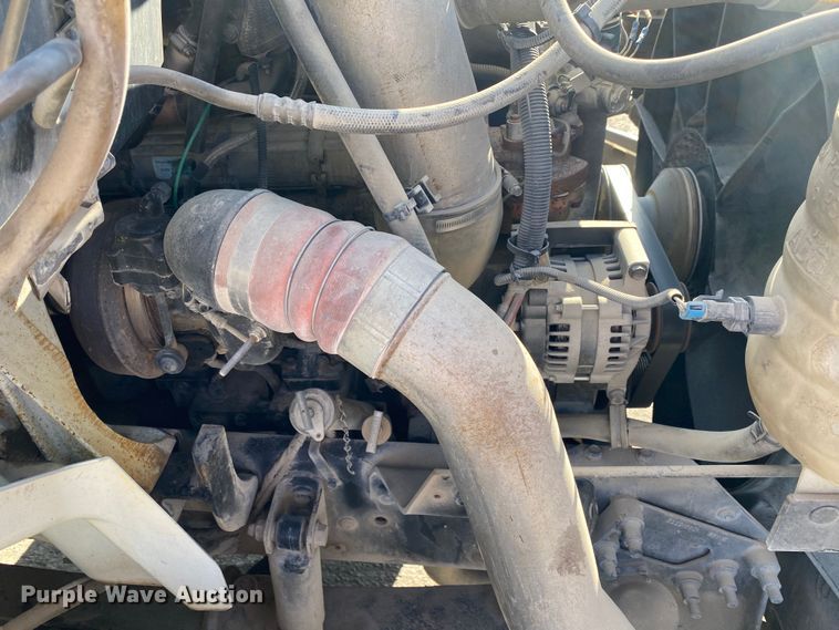 image for item DN8121 2006 International 8600  semi truck