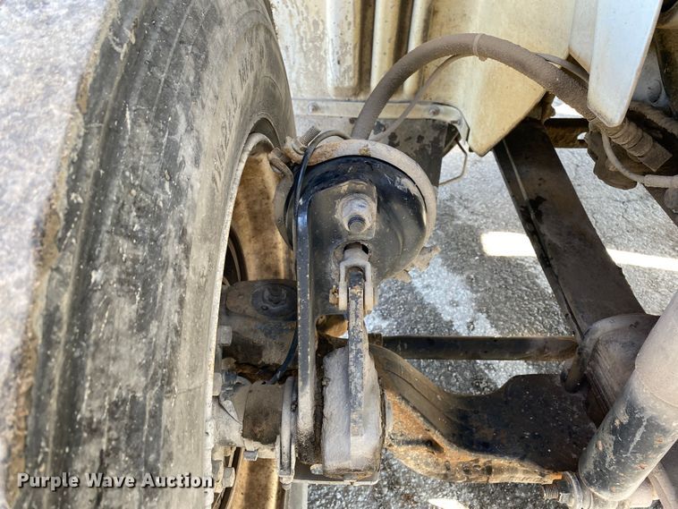 image for item DN8121 2006 International 8600  semi truck