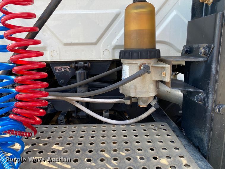 image for item DN8121 2006 International 8600  semi truck