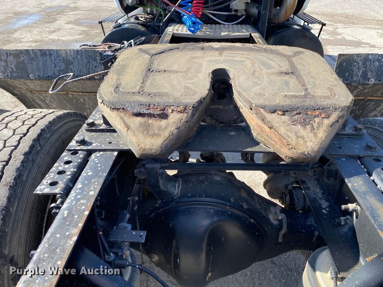 image for item DN8121 2006 International 8600  semi truck