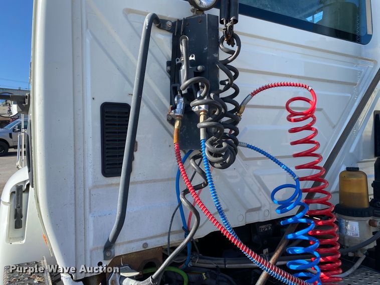 image for item DN8121 2006 International 8600  semi truck