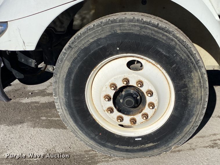 image for item DN8121 2006 International 8600  semi truck