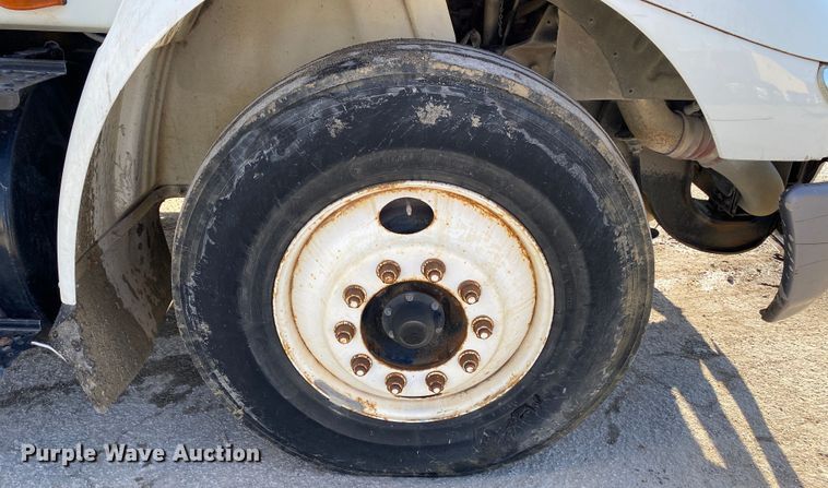 image for item DN8121 2006 International 8600  semi truck