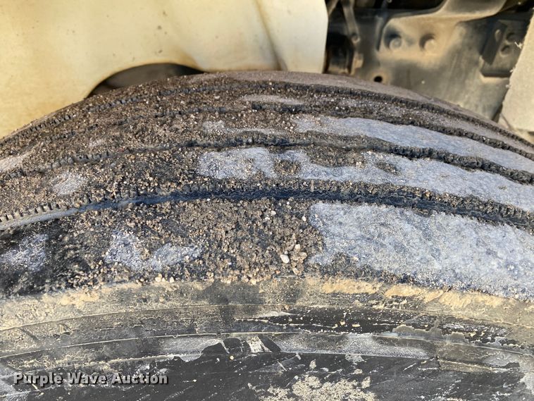 image for item DN8121 2006 International 8600  semi truck