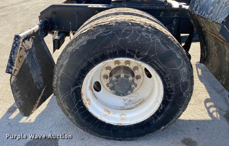 image for item DN8121 2006 International 8600  semi truck