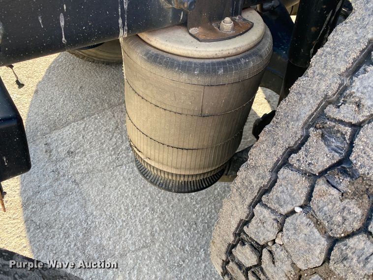 image for item DN8121 2006 International 8600  semi truck