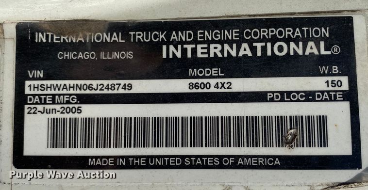 image for item DN8121 2006 International 8600  semi truck