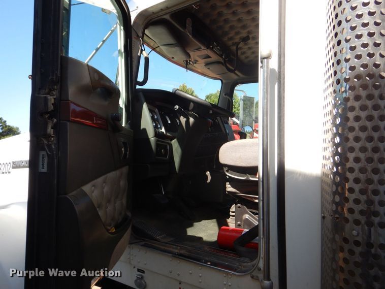 image for item DO1430 2009 Kenworth W900  semi truck