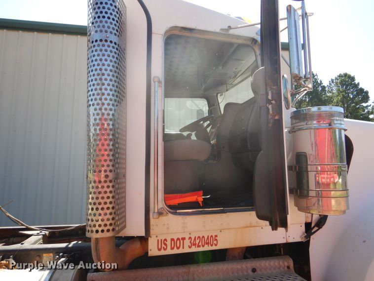 image for item DO1430 2009 Kenworth W900  semi truck