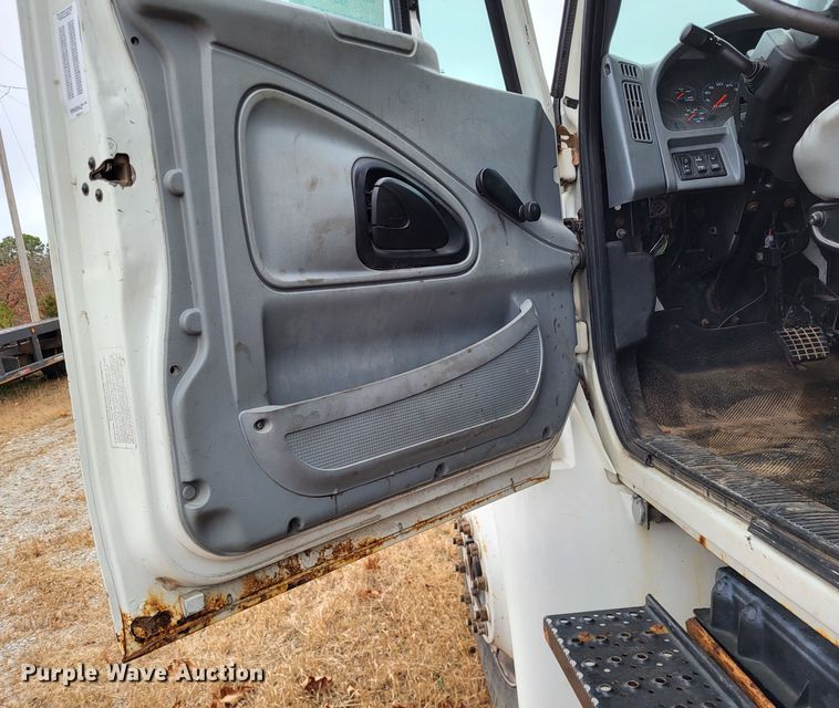 image for item DO3460 2006 International 4300  box truck