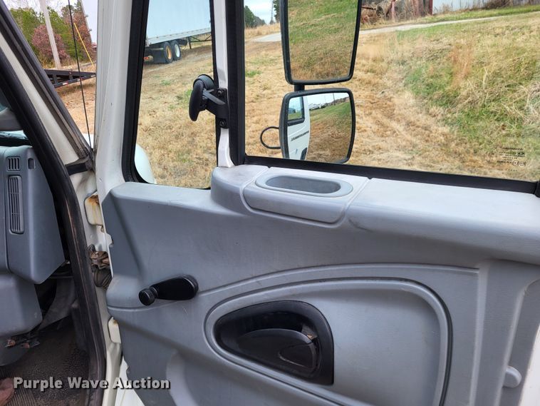 image for item DO3460 2006 International 4300  box truck