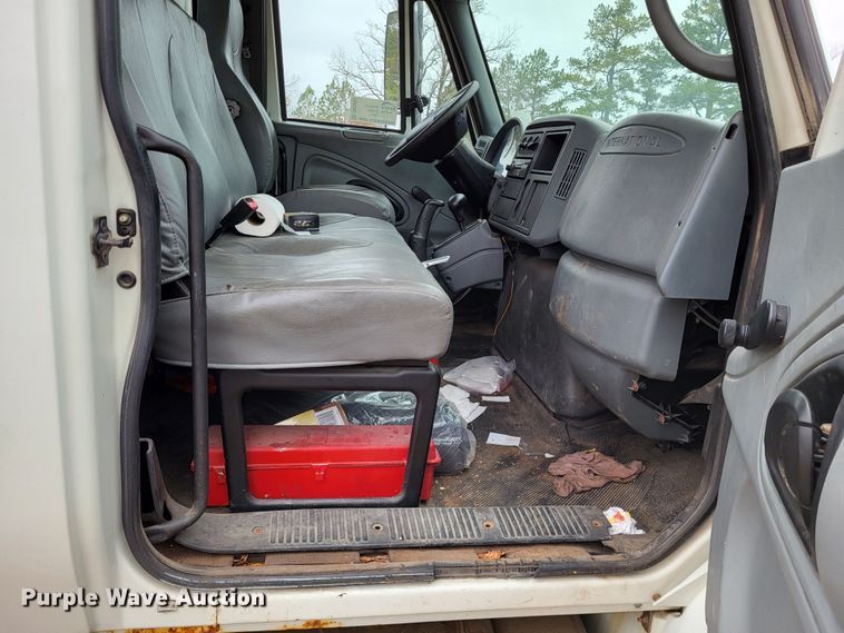 image for item DO3460 2006 International 4300  box truck