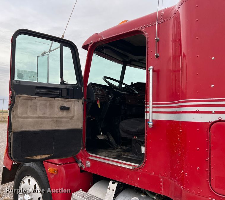 image for item DO8866 1991 Freightliner FLD120  semi truck