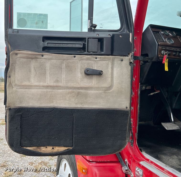 image for item DO8866 1991 Freightliner FLD120  semi truck