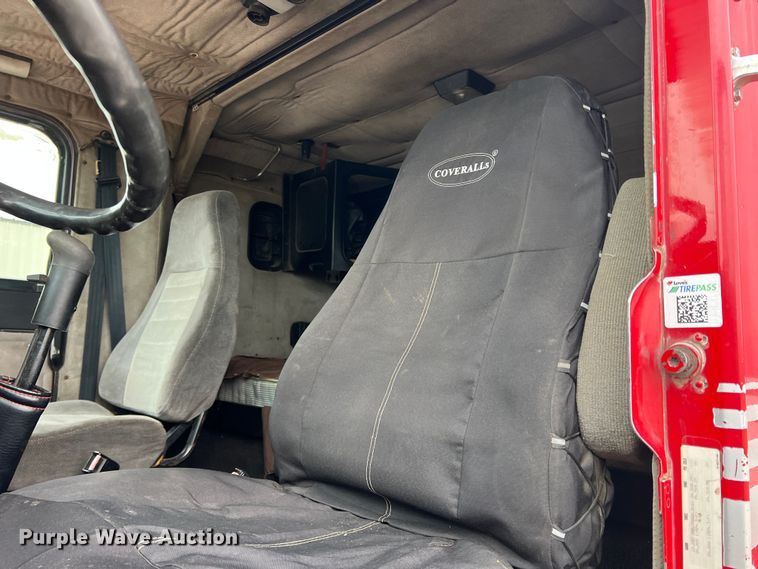 image for item DO8866 1991 Freightliner FLD120  semi truck