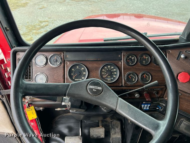 image for item DO8866 1991 Freightliner FLD120  semi truck