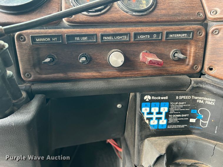 image for item DO8866 1991 Freightliner FLD120  semi truck