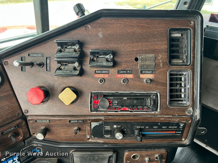 image for item DO8866 1991 Freightliner FLD120  semi truck