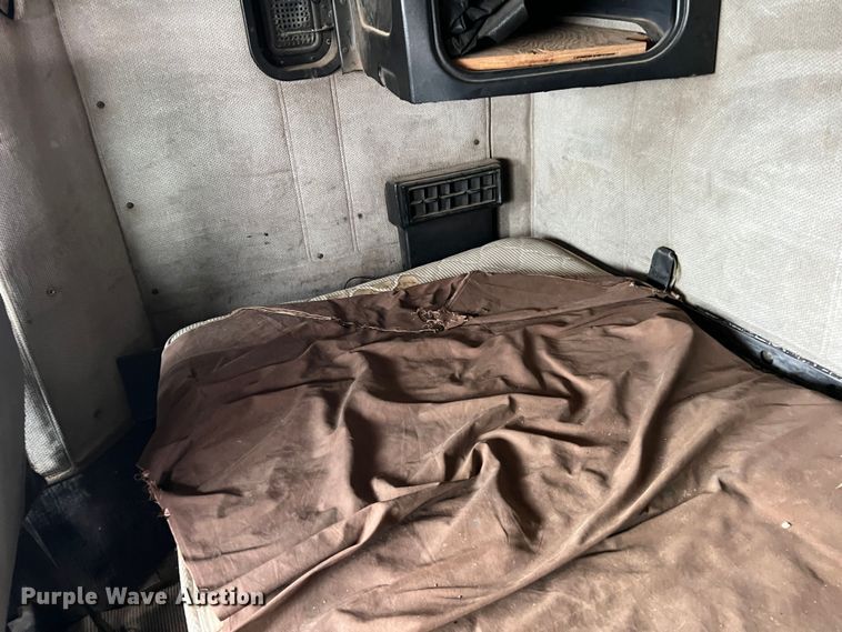 image for item DO8866 1991 Freightliner FLD120  semi truck