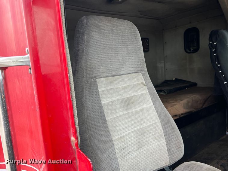 image for item DO8866 1991 Freightliner FLD120  semi truck