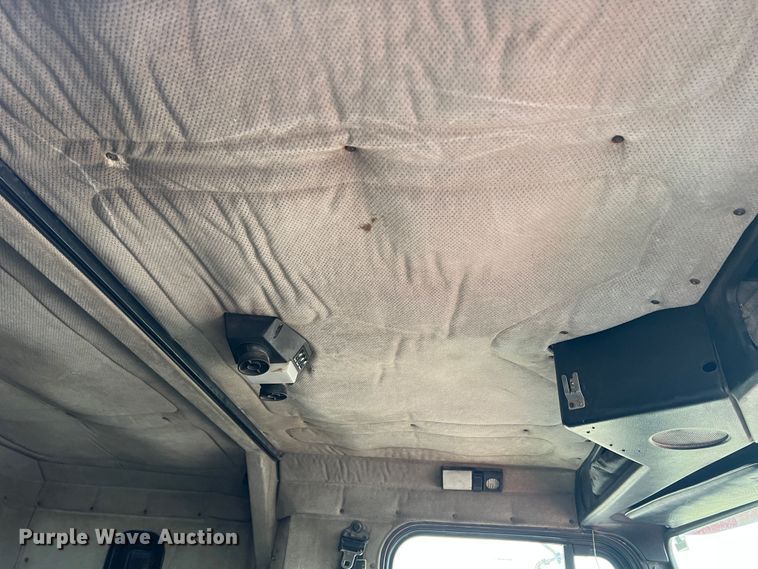 image for item DO8866 1991 Freightliner FLD120  semi truck