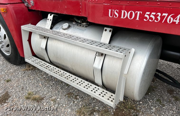 image for item DO8866 1991 Freightliner FLD120  semi truck