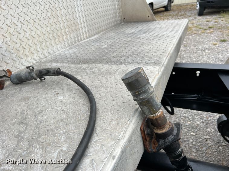 image for item DO8866 1991 Freightliner FLD120  semi truck