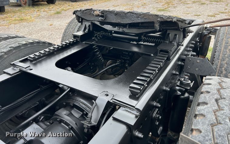 image for item DO8866 1991 Freightliner FLD120  semi truck