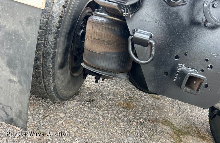 image for item DO8866 1991 Freightliner FLD120  semi truck