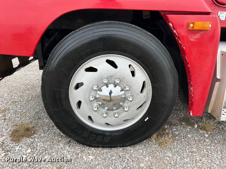 image for item DO8866 1991 Freightliner FLD120  semi truck