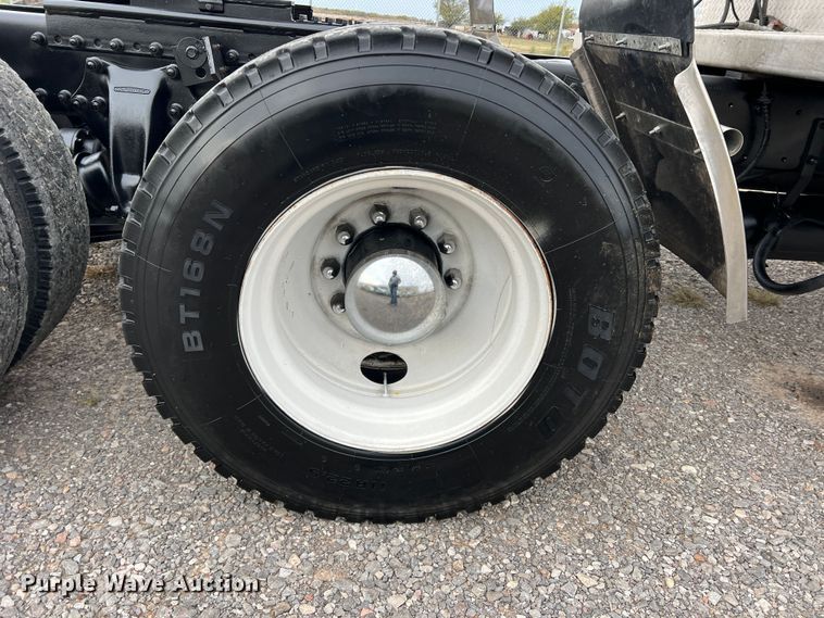 image for item DO8866 1991 Freightliner FLD120  semi truck