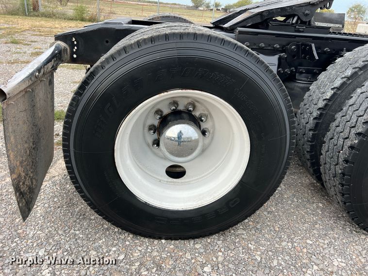 image for item DO8866 1991 Freightliner FLD120  semi truck