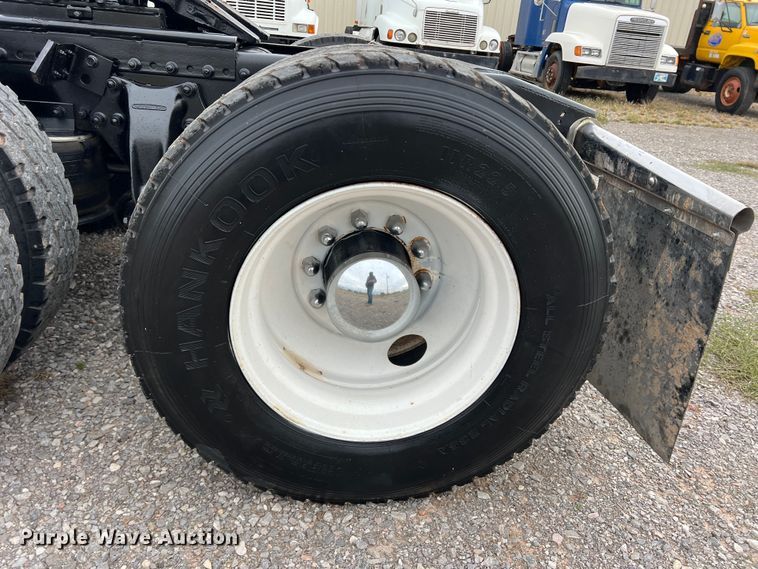 image for item DO8866 1991 Freightliner FLD120  semi truck