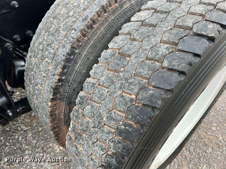 image for item DO8866 1991 Freightliner FLD120  semi truck